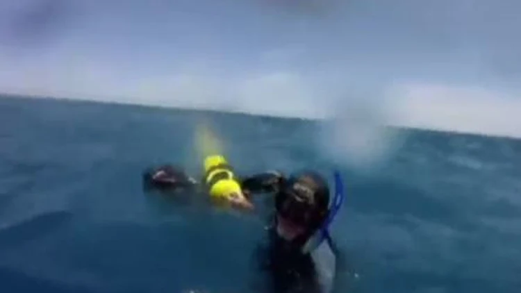 אוסטרליה: יצא לבדו לצלול, נסחף – וחולץ לאחר 14 שעות בלב ים | חדשות 13