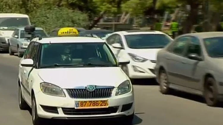 נהגי המוניות מתעלמים מהחוק החדש | חדשות 13