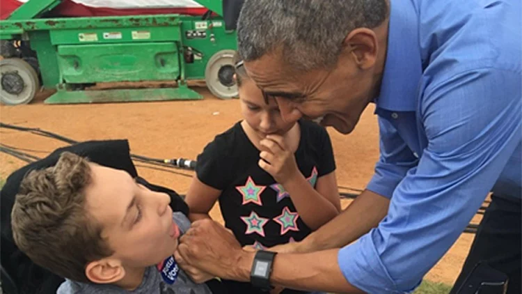 טראמפ לעג לנכה, אובמה פגש אותו | חדשות 13