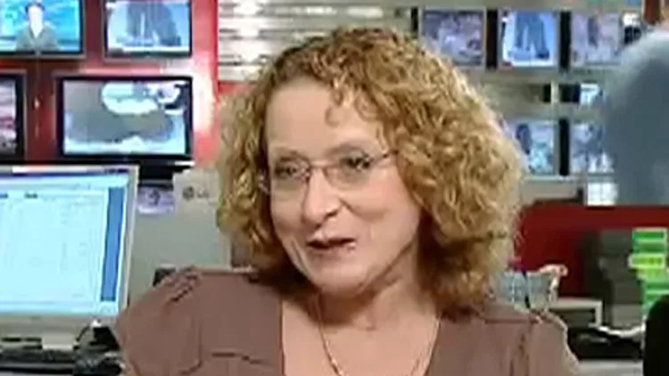 "אני אישה, זרה, מבוגרת, עם תלתלים ומשקפיים – ועדיין אני פה". פרידה מטטיאנה הופמן | חדשות 13