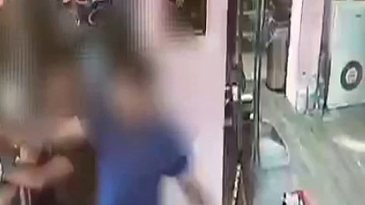 תיעוד קשה: מכה קשיש ומפיל לרצפה | חדשות 13