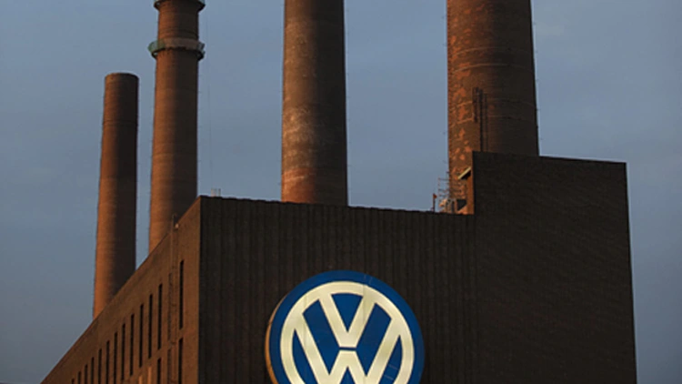 פולקסווגן תפטר 30 אלף עובדים | חדשות 13