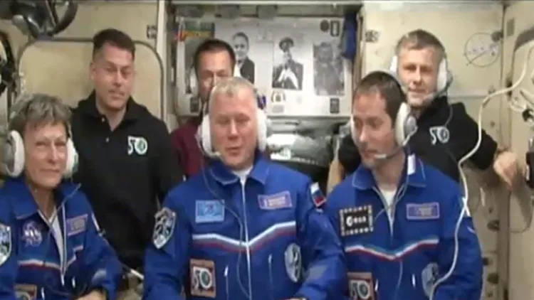 צפו: האישה המבוגרת בחלל בגיל 56 | חדשות 13