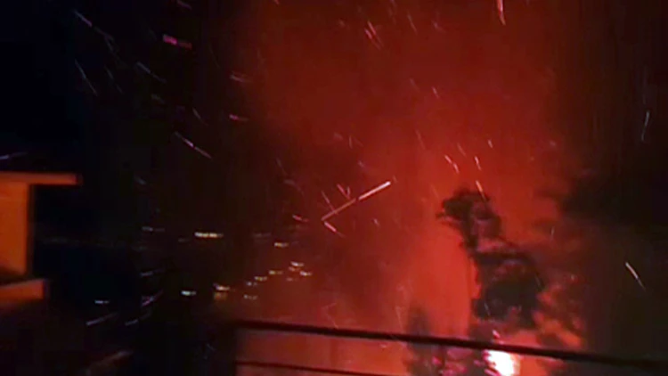 תיעוד: נלחמים בלהבות בין הבתים | חדשות 13