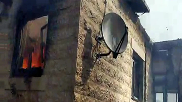 בנטף עולים בתים באש