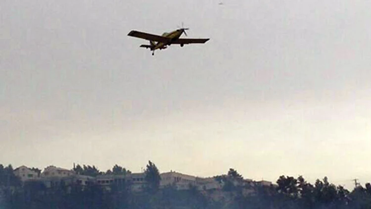 צוותי ומטוסי כיבוי נאבקים בלהבות