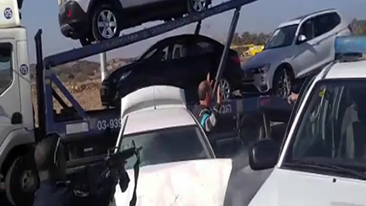 הנהג נמלט מהמשטרה והתנגש בניידת