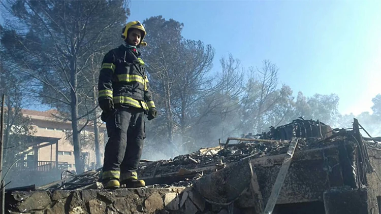 הכבאים סוף סוף זכו למנוחה. צילום:כבה יוש