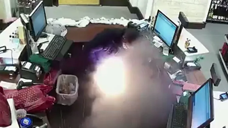 ניו יורק: באמצע החנות - הגבר החל לעלות באש