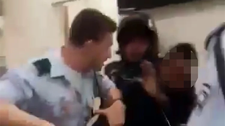 הוכה בתחנת המשטרה: "הרגשתי מושפל" | חדשות 13