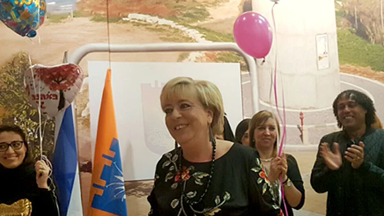 בשיר ובלונים: פיירברג חזרה ללשכה | חדשות 13