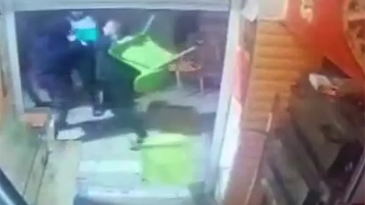 תיעוד: קטטה המונית בפיצרייה בי-ם (חדשות 2)