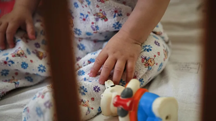 חשד: פעוטה בלעה קוקאין של אביה | חדשות 13