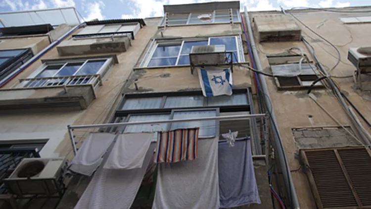 מאיימים בפינוי בניגוד להנחיות: "יפנו אותך אם לא תסדיר את החוב" | חדשות 13