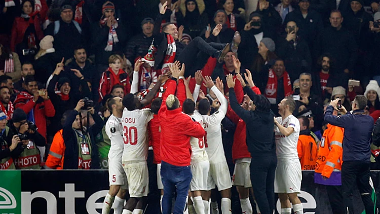 הפועל ב"ש חוגגת את ההישג (רויטרס)