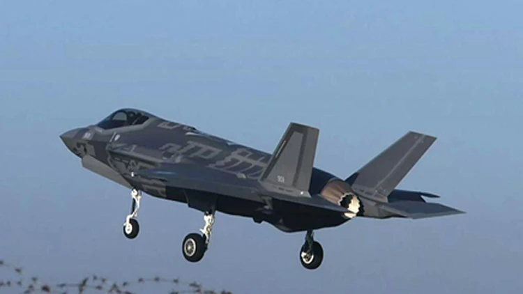 המטוסים החדשים, הבוקר (עמוס דור)