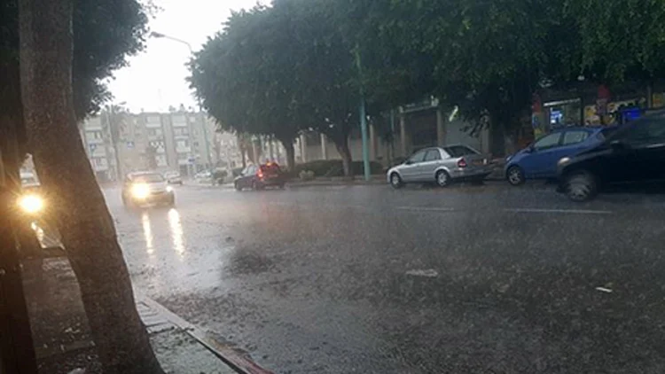 גשם, הצפות ופקקים – והשיא לפנינו | חדשות 13