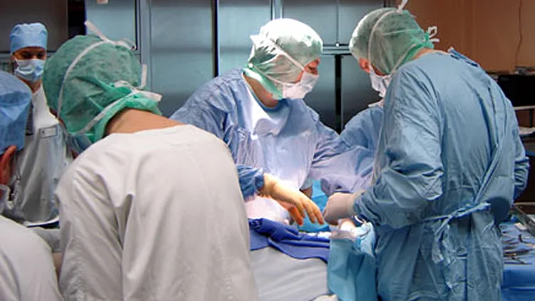 ישיר מחדר הניתוח: צנתור מוח‎ (רויטרס)