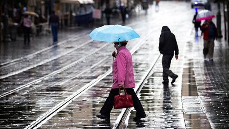 חסימות כבישים, פקקים ושלוליות | חדשות 13
