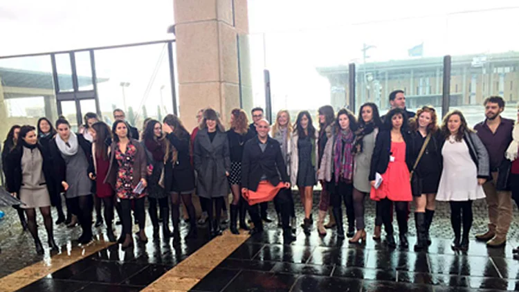 יועצות פרלמנטריות מוחות בכניסה למשכן