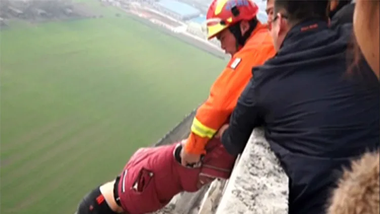 הפועל התגנב ומנע התאבדות, צפו (רויטרס)