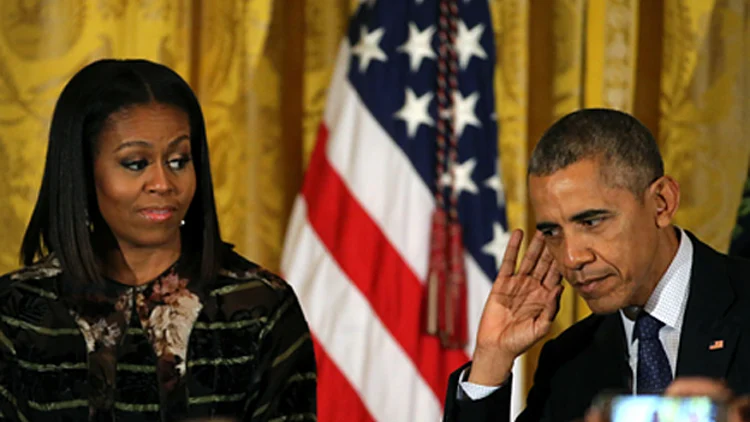 אובמה ומישל מדליקים נר חנוכה (רויטרס)