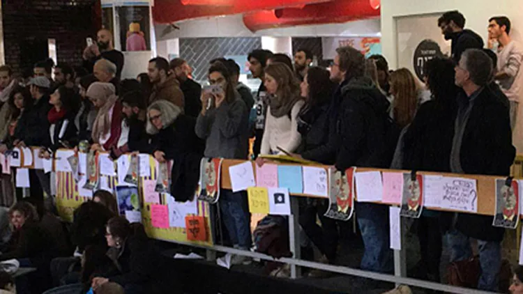 מאות סטודנטים מפגינים