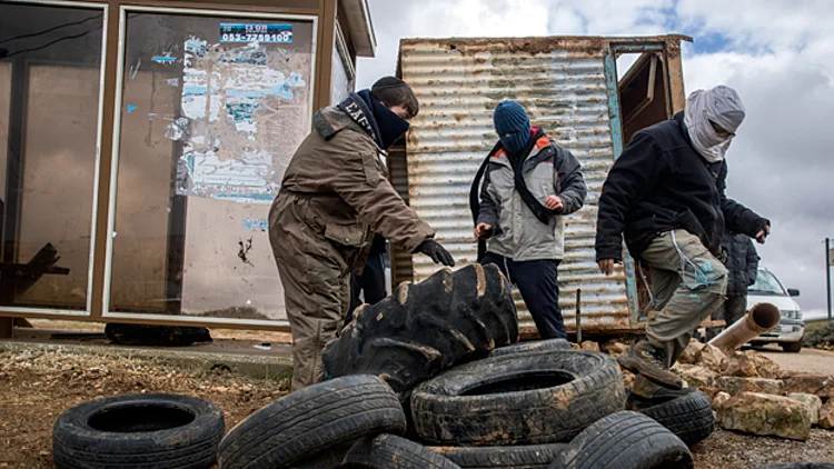 בעמונה נערכים לפינוי: "מכרתם אותנו" (יונתן סינדל, פלאש 90)