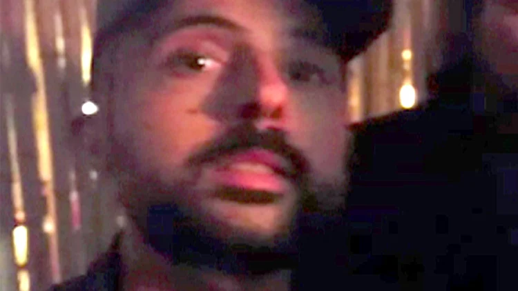 חולה סרטן לא הוכנס לבר בגלל כובע: "תתבעו אותי, שיהיה בריא" | חדשות 13