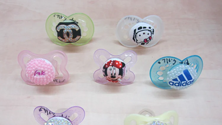 חשש לחנק - המוצצים המקושטים (דוברות משרד הכלכלה)