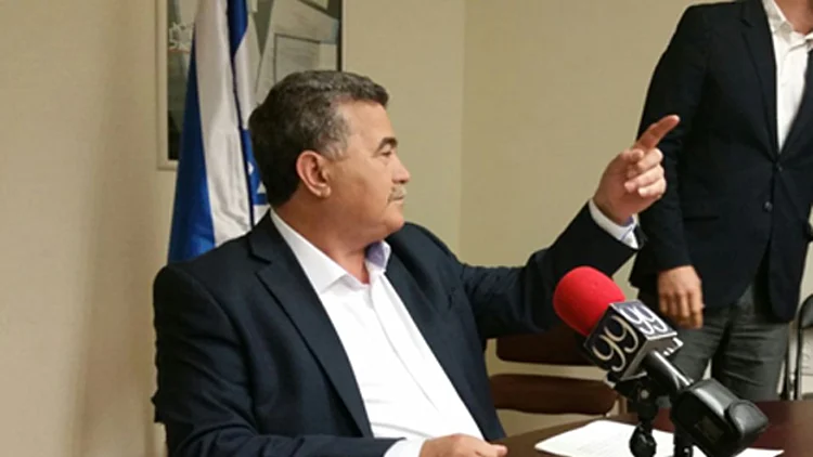 "לא יכול לשבת מנגד". פרץ