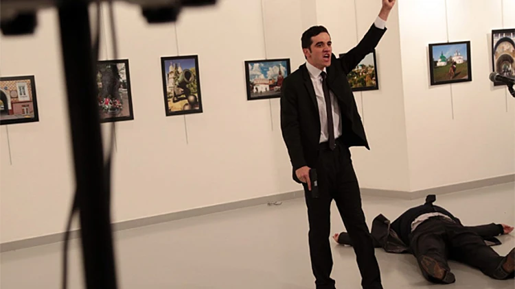 היורה לצד השגריר לאחר שירה בו