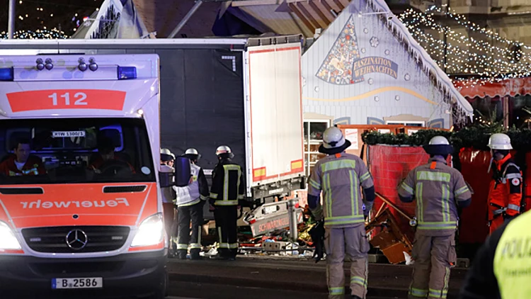 פיגוע בברלין: 12 בני אדם נהרגו לאחר שמשאית דהרה אל הקהל בשוק חג המולד | חדשות 13