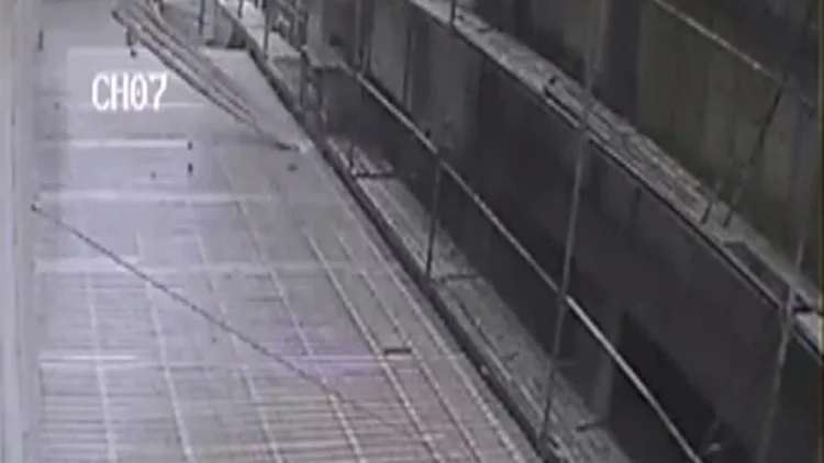 נתניה: מוטות ברזל ואבנים צונחים מגובה ומסכנים דיירים. צפו | חדשות 13