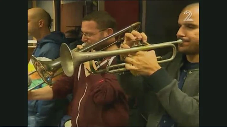 שירת הסטיקר חוגג בר מצווה | חדשות 13