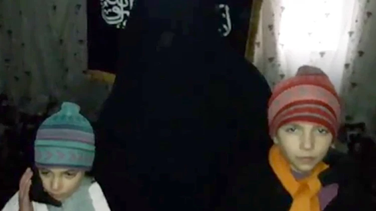 אב שולח את בנותיו להתפוצץ