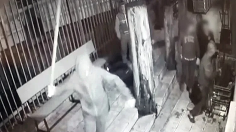 תיעוד מבית כנסת בירושלים: נערים תוקפים מתפללים | חדשות 13