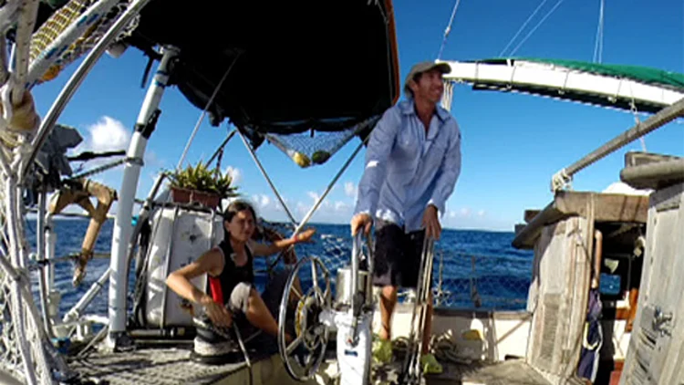 מנותקים: 9 שנים על סירה בלב ים