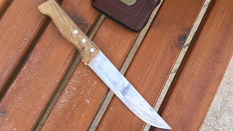 הסכין שאיתרו השוטרים (דוברות המשטרה)