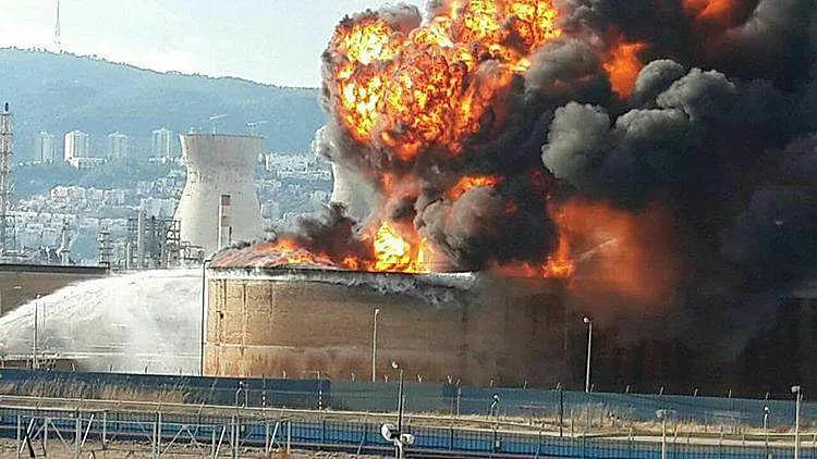 התחדשה האש בבתי הזיקוק בחיפה, כבישים נחסמו | חדשות 13