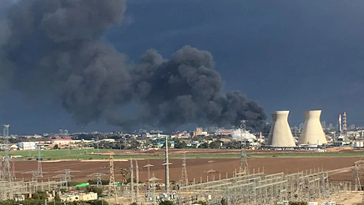 השריפה בבתי הזיקוק: "המטרה: למנוע התפשטות האש" | חדשות 13