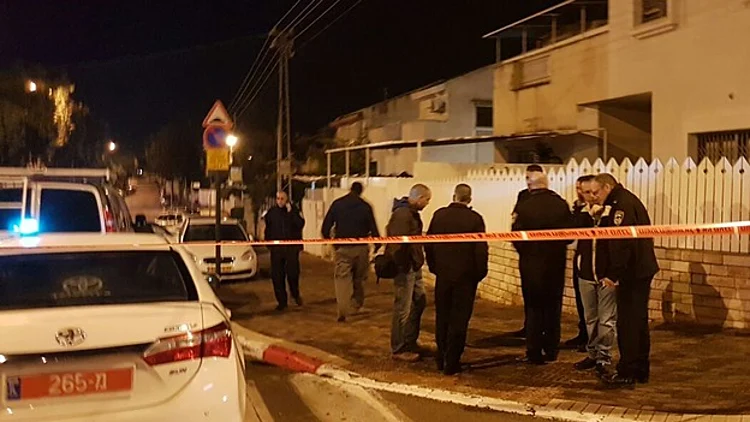 הרים לבנה, דקר וחזר לחגוג