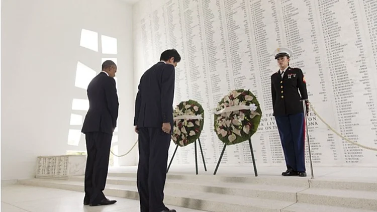 אובמה ואבה בטקס, פרל הארבור (Official White House Photo by Lawrence Jackson)