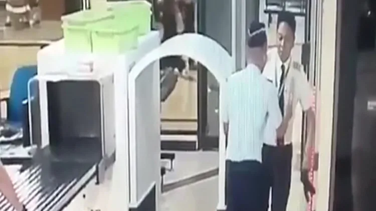 תיעוד מטריד: הטייס השיכור מועד ושומט חפציו בדרכו למטוס | חדשות 13