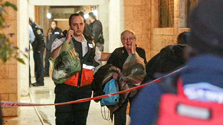 הכבאים בשריפה בי-ם: "הדבר הכי קשה שראיתי בחיי" | חדשות 13