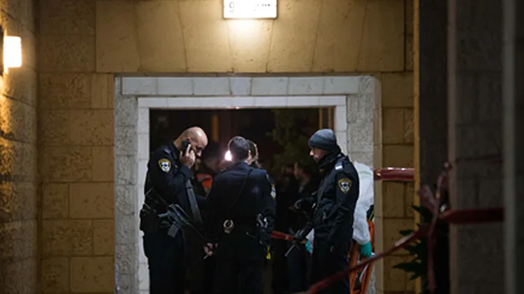 שוטרים בזירת השריפה