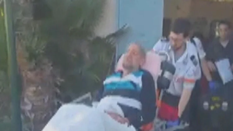 תיעוד: כך נאלץ הקשיש לצאת מביתו