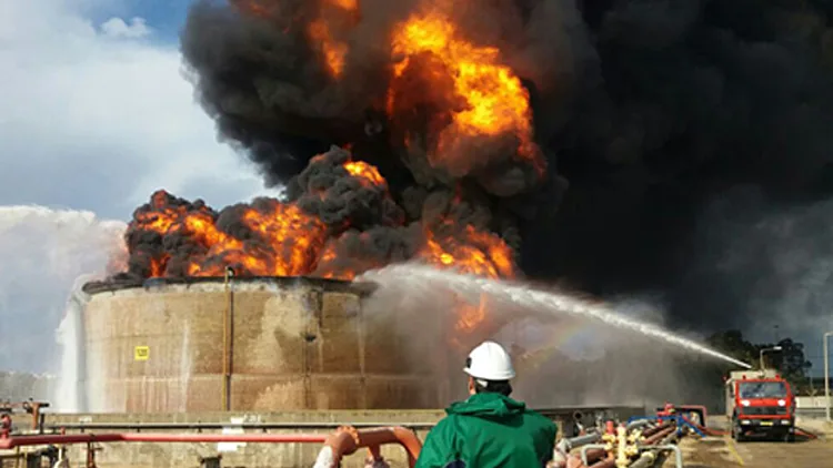 השריפה בבתי הזיקוק: במשטרה בודקים חשד לפלילים בשריפה | חדשות 13