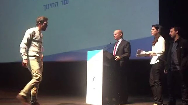 נאום שר החינוך נקטע: "שחררו את אברה" | חדשות 13