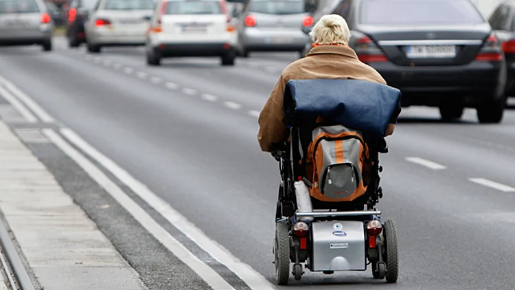 נהג קלנועית נהרג מפגיעת רכב | חדשות 13